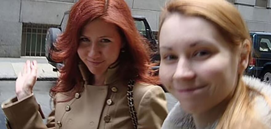 ΗΠΑ: Μυστήριο με φωτογραφία που δείχνει την ερωμένη του Μπιλ Γκέιτς με τη γνωστή Ρωσίδα κατάσκοπο Άννα Τσάπμαν