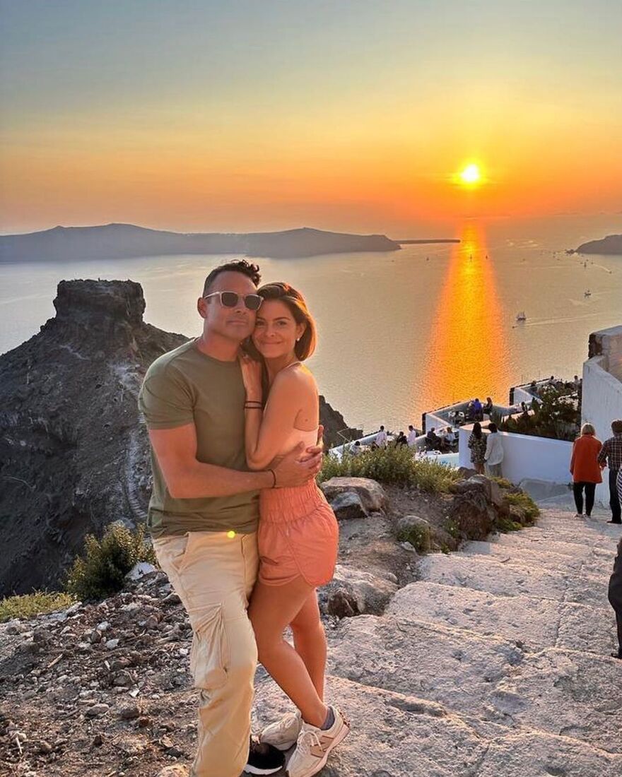 Μαρία Μενούνος: Στη Σαντορίνη με τον σύζυγό της, λίγο πριν γίνoυν γονείς - Δείτε φωτογραφίες