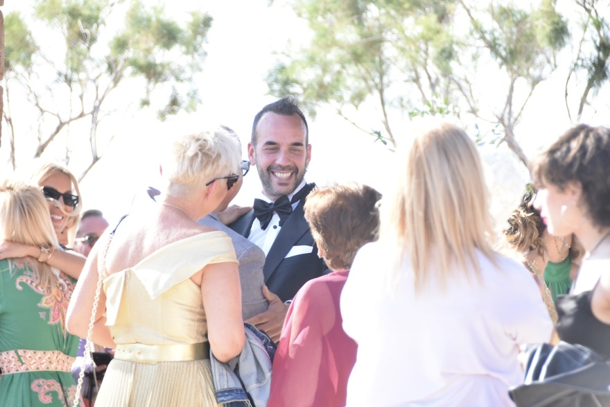 Πάνος Μουζουράκης: Ο γάμος του τραγουδιστή στην Αίγινα - Δείτε βίντεο και φωτογραφίες