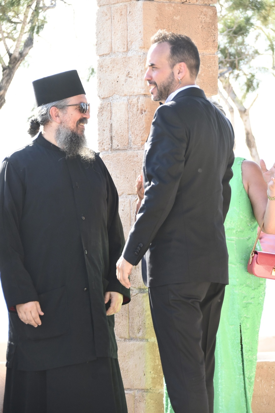 Πάνος Μουζουράκης: Ο γάμος του τραγουδιστή στην Αίγινα - Δείτε βίντεο και φωτογραφίες