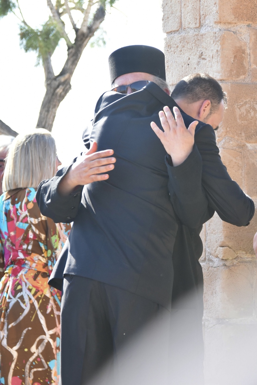 Πάνος Μουζουράκης: Ο γάμος του τραγουδιστή στην Αίγινα - Δείτε βίντεο και φωτογραφίες