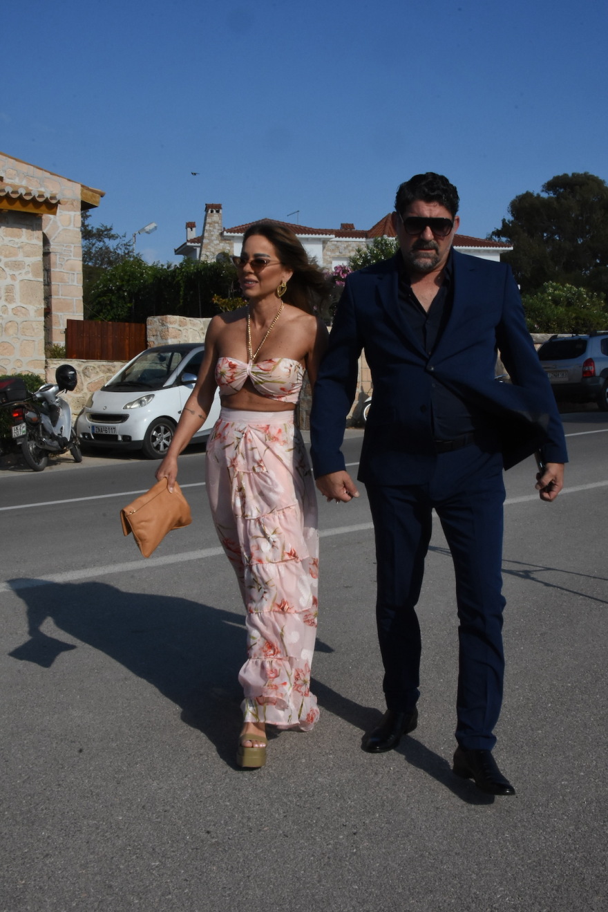 Πάνος Μουζουράκης: Ο γάμος του τραγουδιστή στην Αίγινα - Δείτε βίντεο και φωτογραφίες