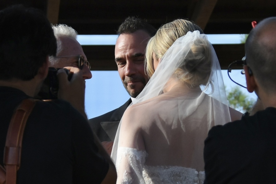 Πάνος Μουζουράκης: Ο γάμος του τραγουδιστή στην Αίγινα - Δείτε βίντεο και φωτογραφίες