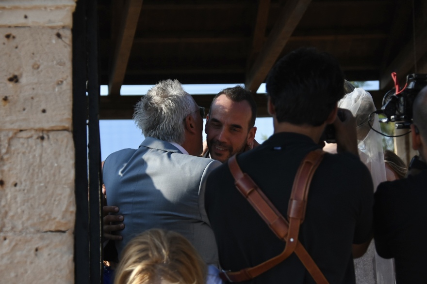 Πάνος Μουζουράκης: Ο γάμος του τραγουδιστή στην Αίγινα - Δείτε βίντεο και φωτογραφίες