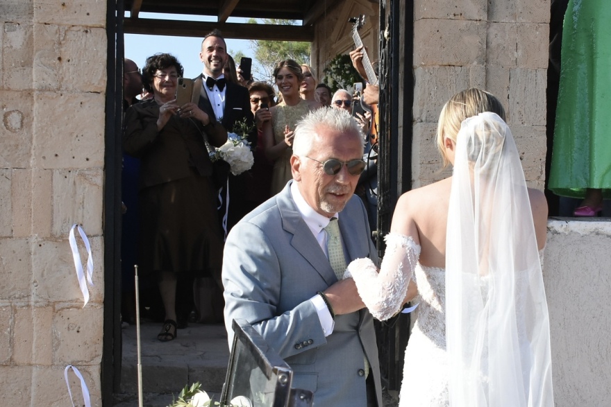 Πάνος Μουζουράκης: Ο γάμος του τραγουδιστή στην Αίγινα - Δείτε βίντεο και φωτογραφίες