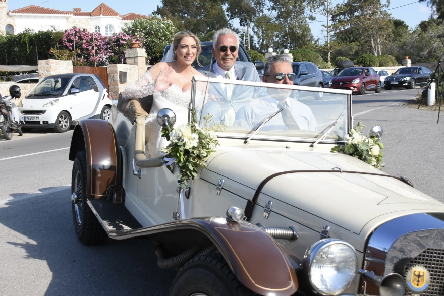 Πάνος Μουζουράκης: Ο γάμος του τραγουδιστή στην Αίγινα - Δείτε βίντεο και φωτογραφίες