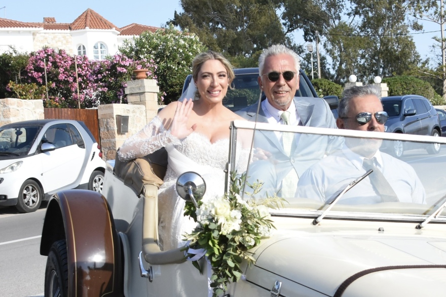 Πάνος Μουζουράκης: Ο γάμος του τραγουδιστή στην Αίγινα - Δείτε βίντεο και φωτογραφίες