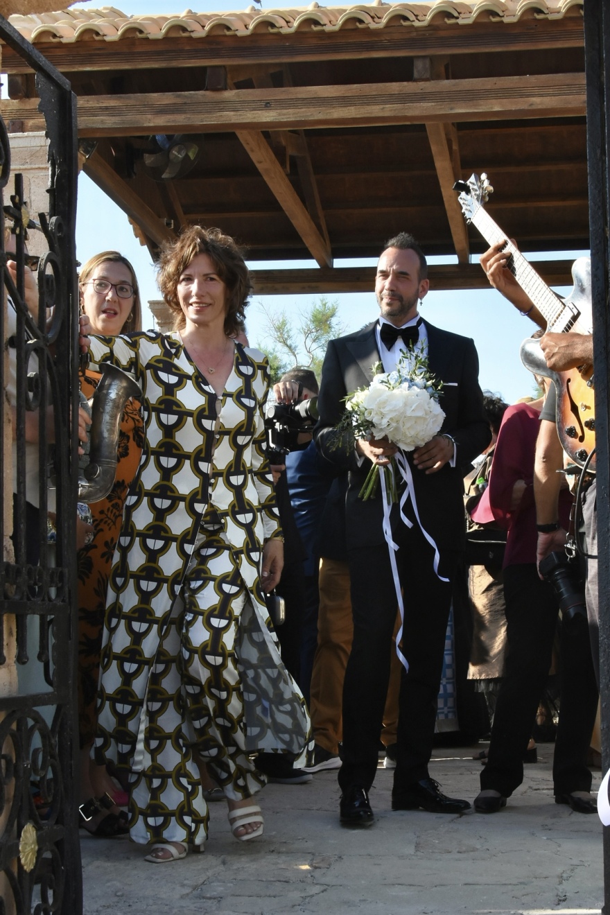 Πάνος Μουζουράκης: Ο γάμος του τραγουδιστή στην Αίγινα - Δείτε βίντεο και φωτογραφίες