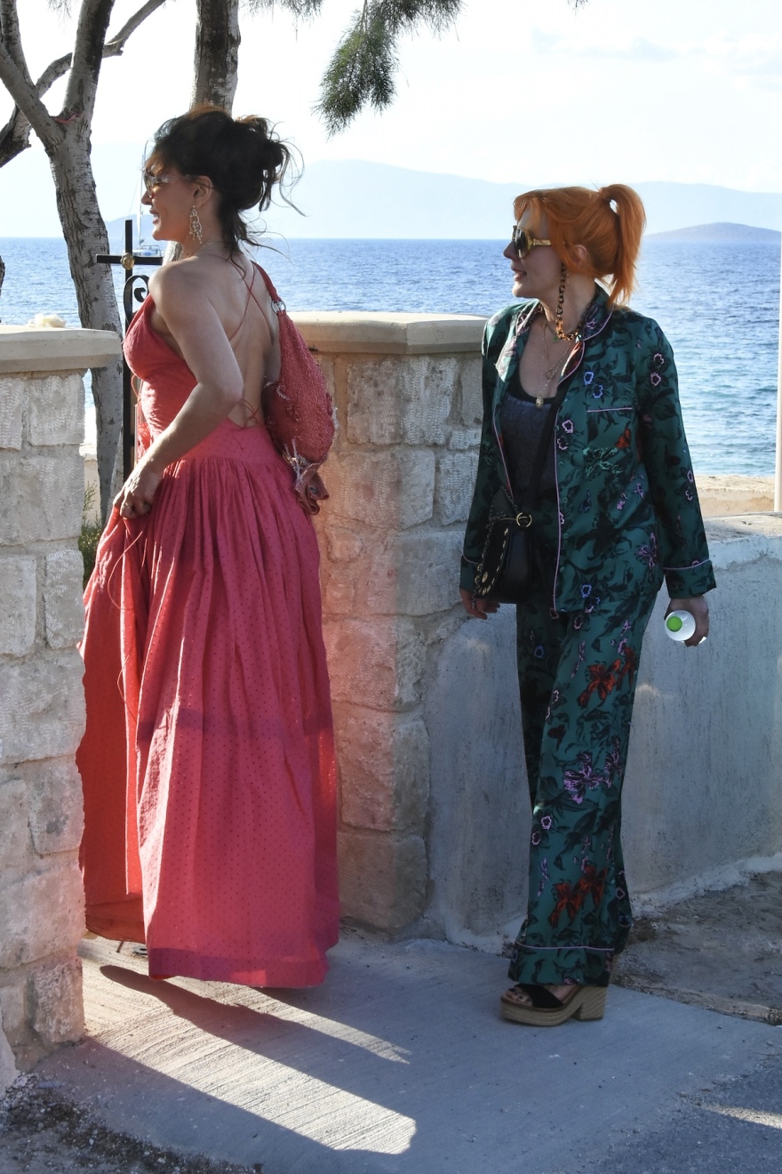 Πάνος Μουζουράκης: Ο γάμος του τραγουδιστή στην Αίγινα - Δείτε βίντεο και φωτογραφίες