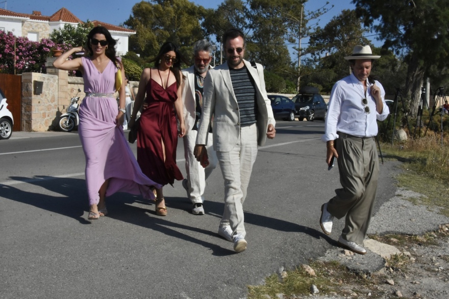 Πάνος Μουζουράκης: Ο γάμος του τραγουδιστή στην Αίγινα - Δείτε βίντεο και φωτογραφίες