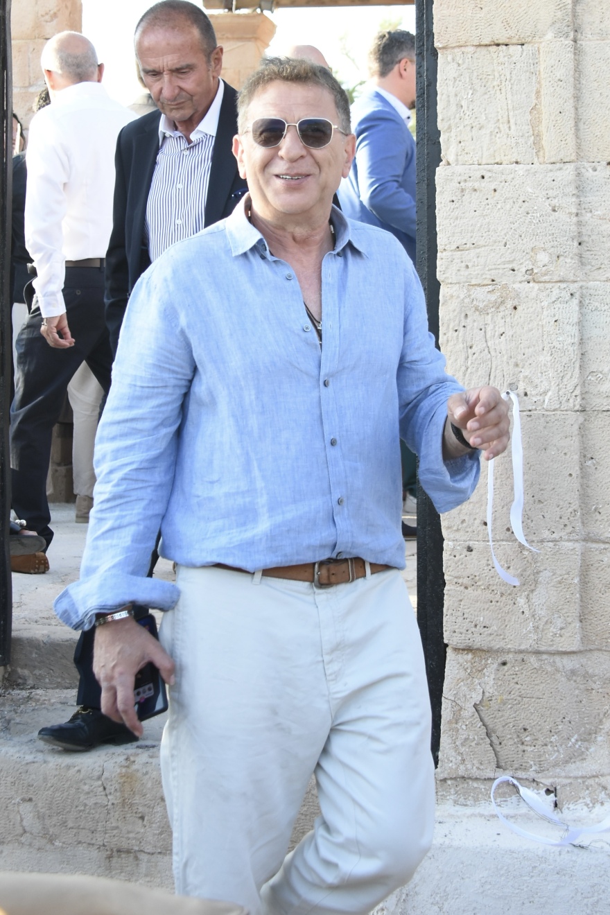 Πάνος Μουζουράκης: Ο γάμος του τραγουδιστή στην Αίγινα - Δείτε βίντεο και φωτογραφίες