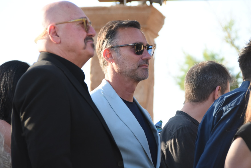 Πάνος Μουζουράκης: Ο γάμος του τραγουδιστή στην Αίγινα - Δείτε βίντεο και φωτογραφίες