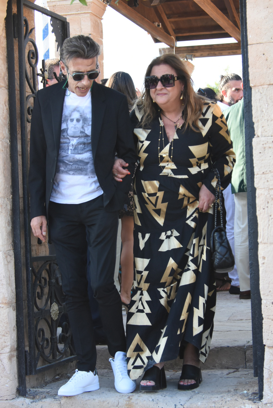 Πάνος Μουζουράκης: Ο γάμος του τραγουδιστή στην Αίγινα - Δείτε βίντεο και φωτογραφίες