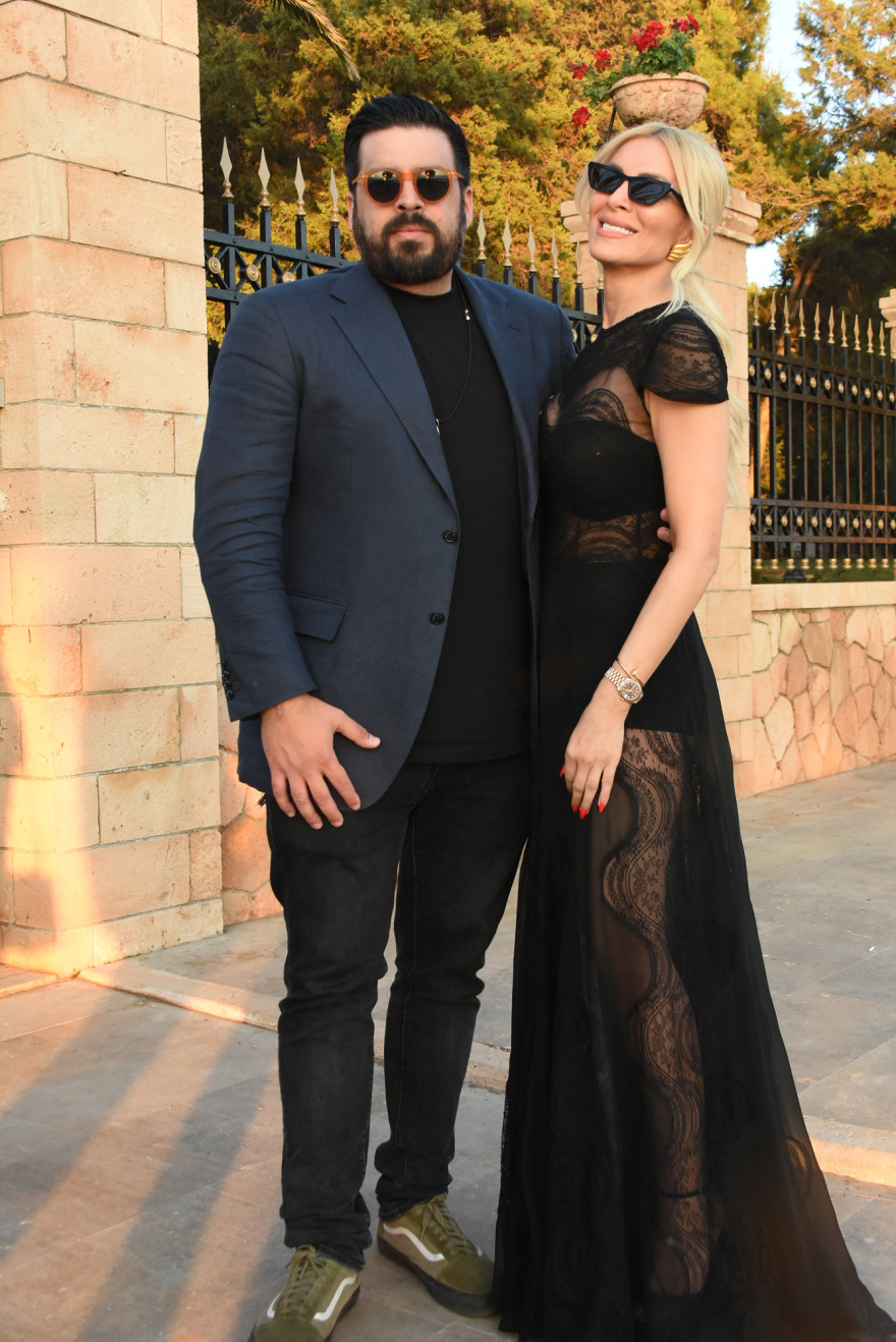 Πάνος Μουζουράκης: Ο γάμος του τραγουδιστή στην Αίγινα - Δείτε βίντεο και φωτογραφίες