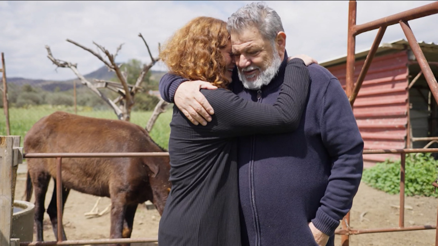 Η Γη της Ελιάς: Η Αθηνά σκέφτεται να υιοθετήσει τη μικρή Φιλιώ