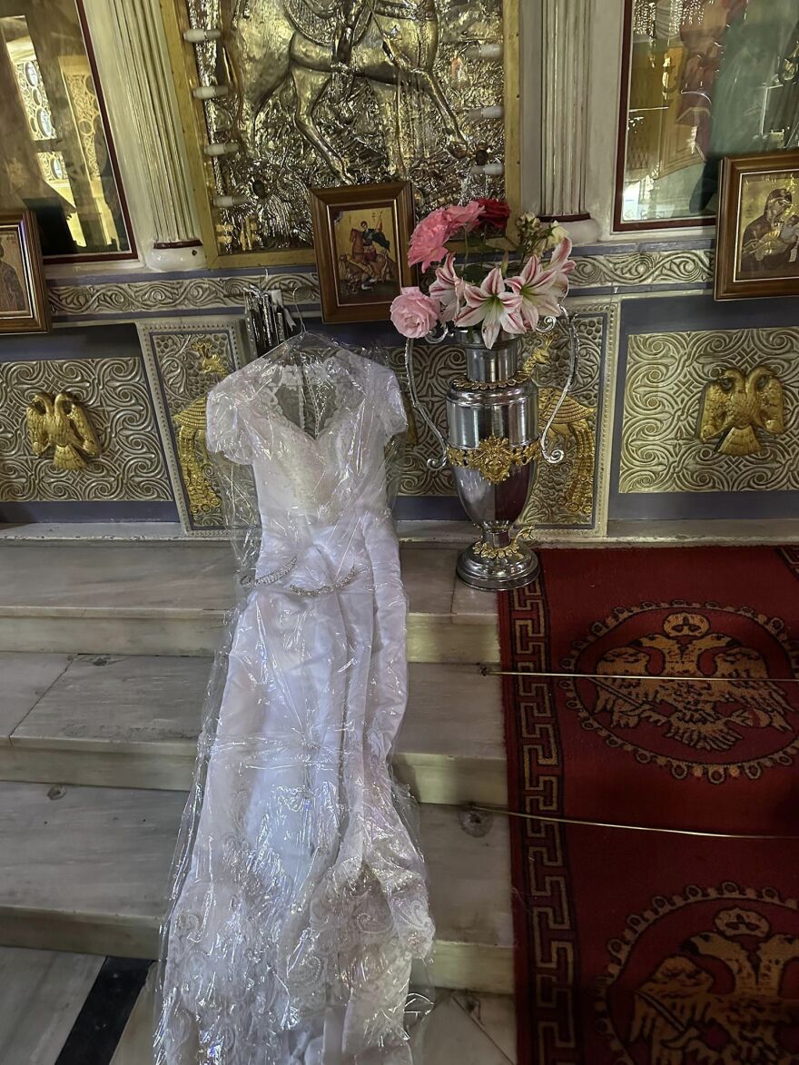 Αίγιο: Ομογενής από την Αυστραλία εκπλήρωσε το τάμα της στον Άγιο Δημήτριο αφήνοντας το νυφικό της μπροστά στην ιερή εικόνα