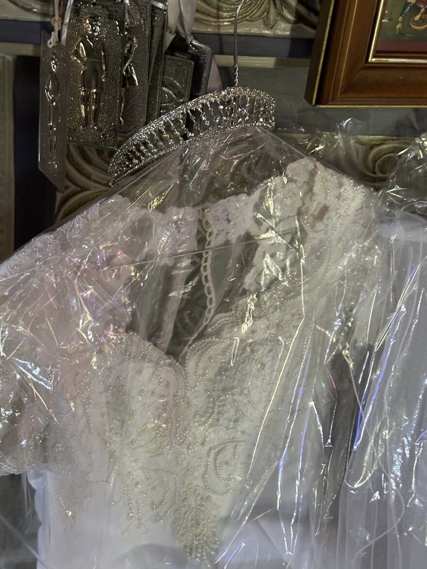 Αίγιο: Ομογενής από την Αυστραλία εκπλήρωσε το τάμα της στον Άγιο Δημήτριο αφήνοντας το νυφικό της μπροστά στην ιερή εικόνα