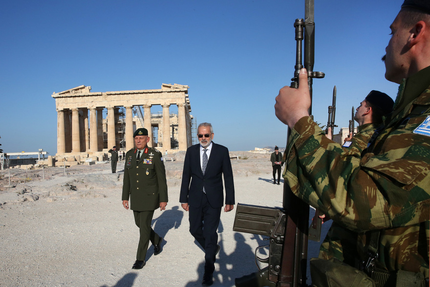 Στην έπαρση σημαίας στην Ακρόπολη ο Ιωάννης Σαρμάς, στις 12:30 το υπουργικό συμβούλιο - Δείτε φωτογραφίες