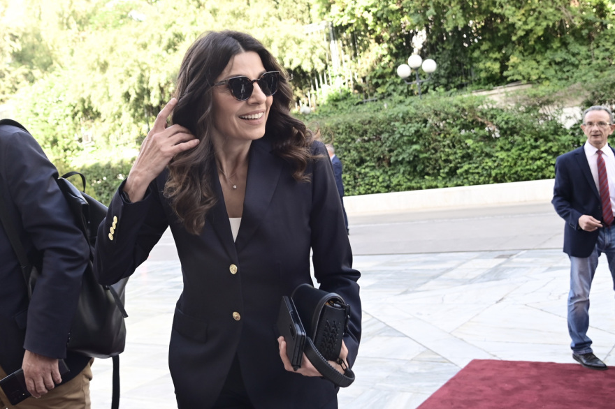 Selfies, χαμόγελα και νέα πρόσωπα στην ορκωμοσία των «βουλευτών της μίας μέρας» 