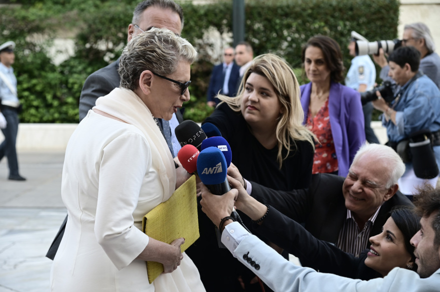 Selfies, χαμόγελα και νέα πρόσωπα στην ορκωμοσία των «βουλευτών της μίας μέρας» 