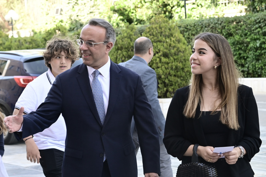 Selfies, χαμόγελα και νέα πρόσωπα στην ορκωμοσία των «βουλευτών της μίας μέρας» 