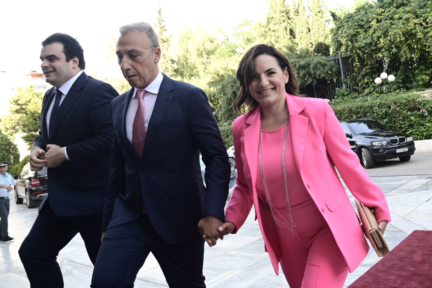 Selfies, χαμόγελα και νέα πρόσωπα στην ορκωμοσία των «βουλευτών της μίας μέρας» 