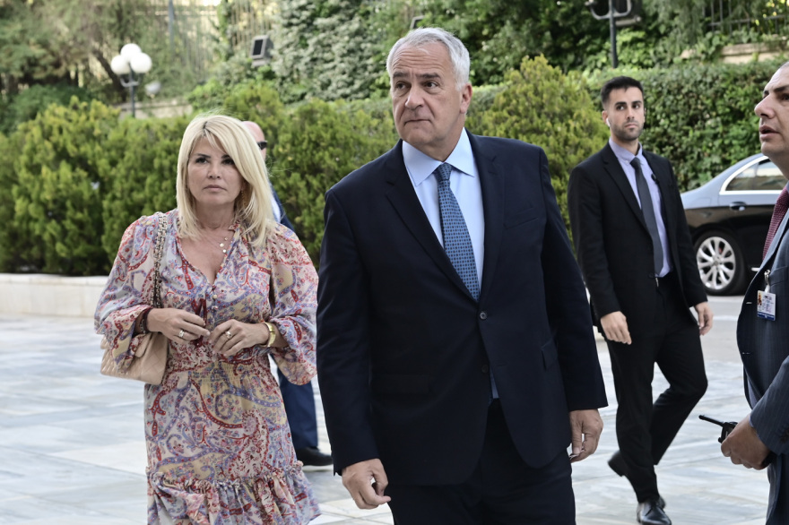 Selfies, χαμόγελα και νέα πρόσωπα στην ορκωμοσία των «βουλευτών της μίας μέρας» 