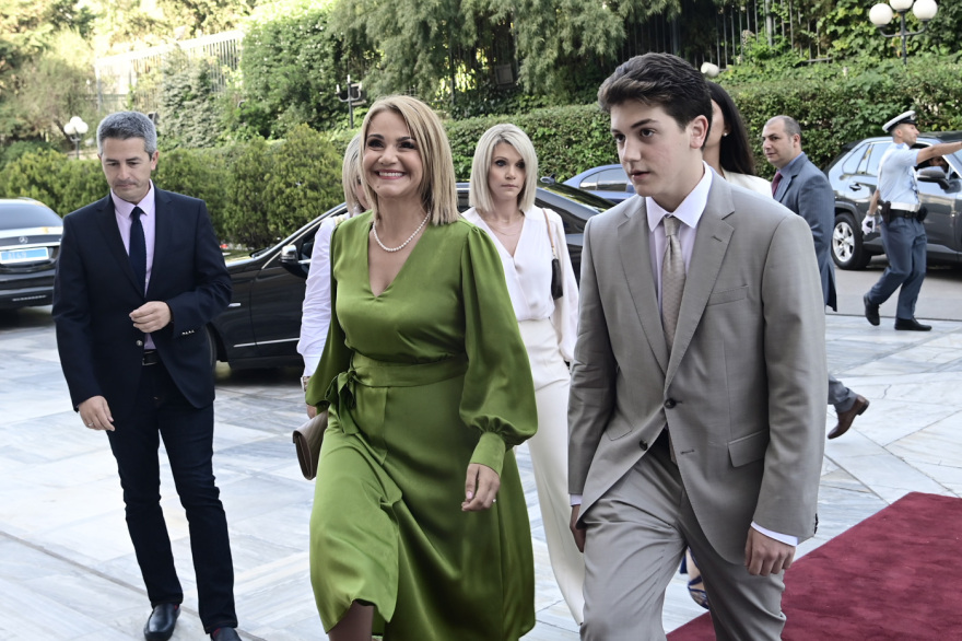 Selfies, χαμόγελα και νέα πρόσωπα στην ορκωμοσία των «βουλευτών της μίας μέρας» 