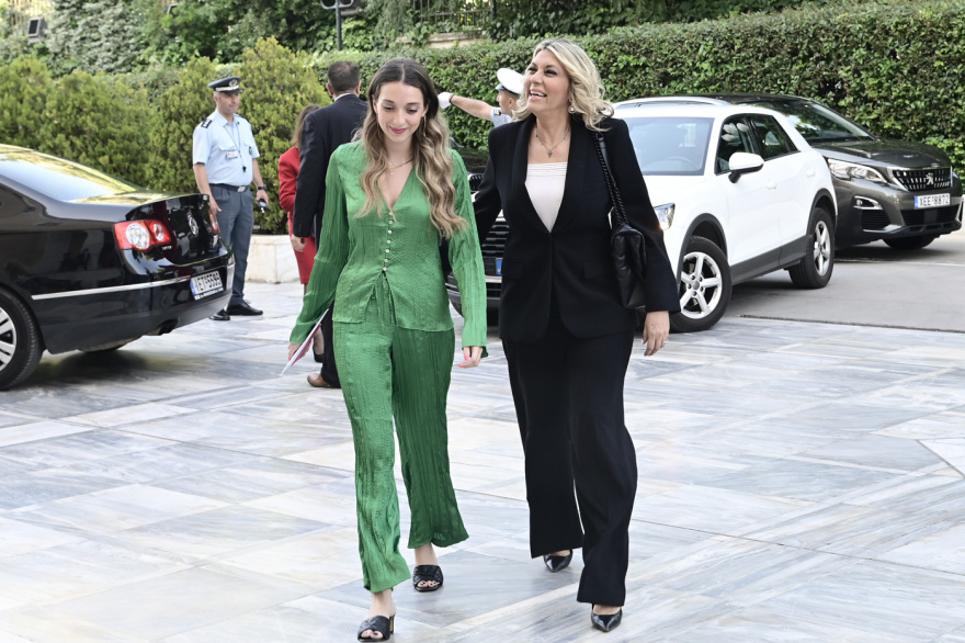 Selfies, χαμόγελα και νέα πρόσωπα στην ορκωμοσία των «βουλευτών της μίας μέρας» 