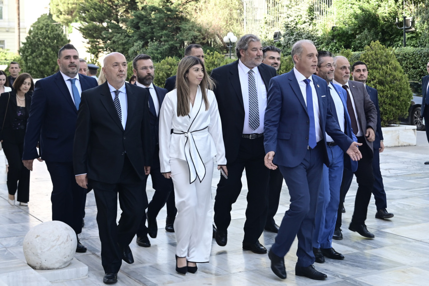 Selfies, χαμόγελα και νέα πρόσωπα στην ορκωμοσία των «βουλευτών της μίας μέρας» 