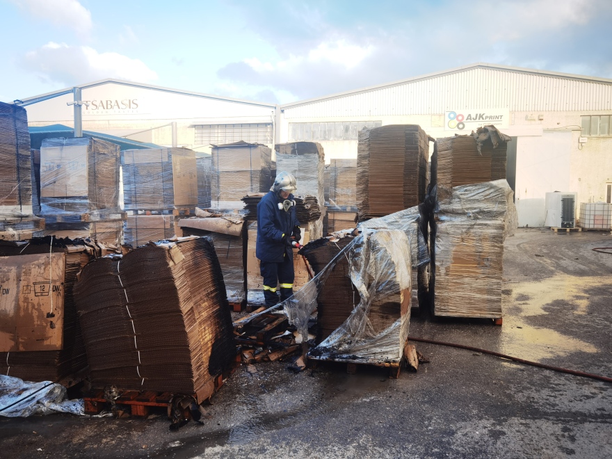 Ασπρόπυργος: Υπό έλεγχο η φωτιά σε υπαίθριο χώρο ανακύκλωσης 