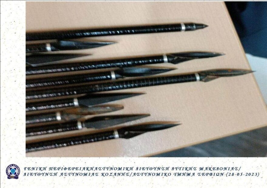 Κοζάνη: Επιτέθηκε σε αστυνομικούς με ξίφος, βέλη και σπρέι πιπεριού!