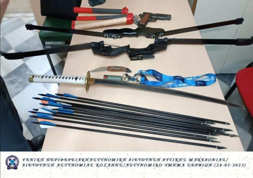 Κοζάνη: Επιτέθηκε σε αστυνομικούς με ξίφος, βέλη και σπρέι πιπεριού!