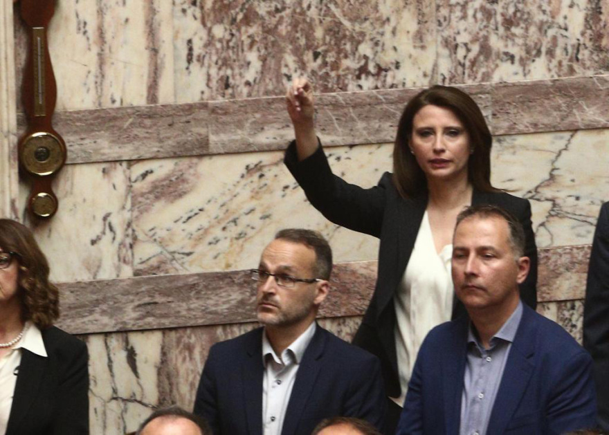 Selfies, χαμόγελα και νέα πρόσωπα στην ορκωμοσία των «βουλευτών της μίας μέρας» 