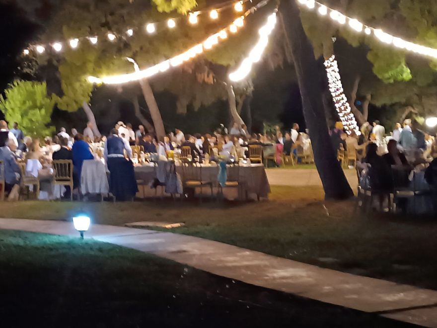 Γάμος Μουζουράκη - Κόζαρη: Το γλέντι μετά το μυστήριο - Δείτε βίντεο και φωτογραφίες