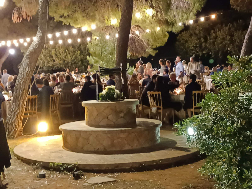 Γάμος Μουζουράκη - Κόζαρη: Το γλέντι μετά το μυστήριο - Δείτε βίντεο και φωτογραφίες