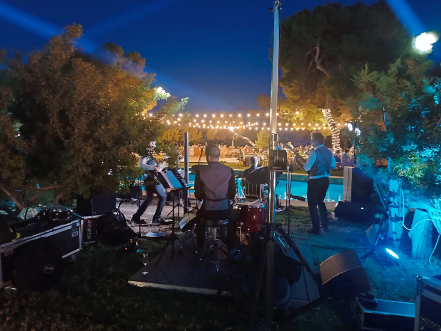 Γάμος Μουζουράκη - Κόζαρη: Το γλέντι μετά το μυστήριο - Δείτε βίντεο και φωτογραφίες