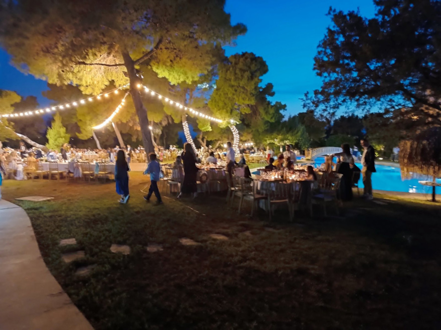 Γάμος Μουζουράκη - Κόζαρη: Το γλέντι μετά το μυστήριο - Δείτε βίντεο και φωτογραφίες