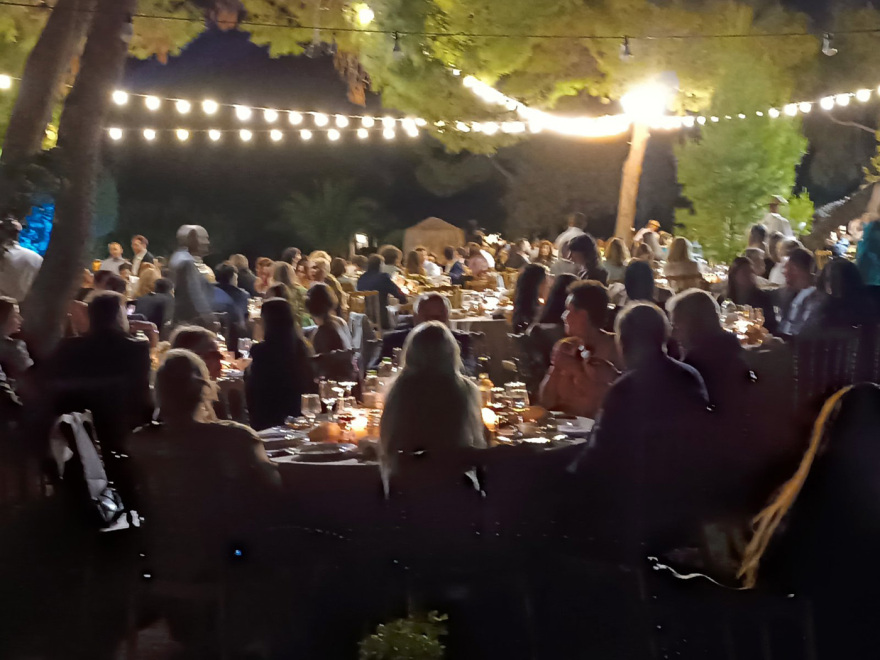 Γάμος Μουζουράκη - Κόζαρη: Το γλέντι μετά το μυστήριο - Δείτε βίντεο και φωτογραφίες