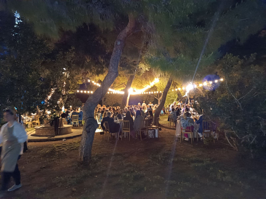 Γάμος Μουζουράκη - Κόζαρη: Το γλέντι μετά το μυστήριο - Δείτε βίντεο και φωτογραφίες