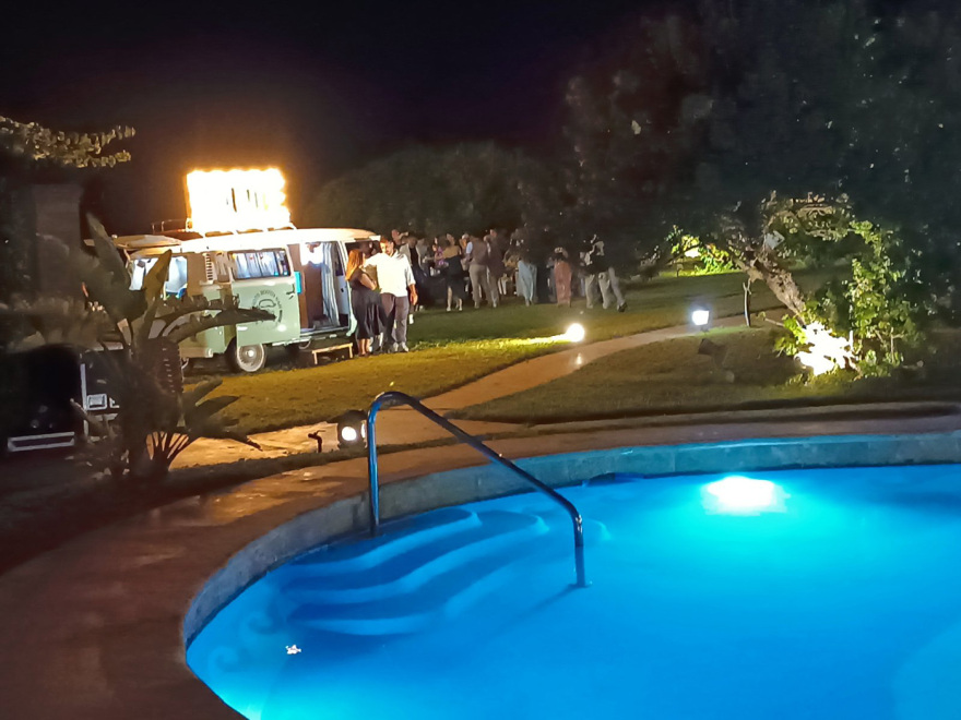 Γάμος Μουζουράκη - Κόζαρη: Το γλέντι μετά το μυστήριο - Δείτε βίντεο και φωτογραφίες