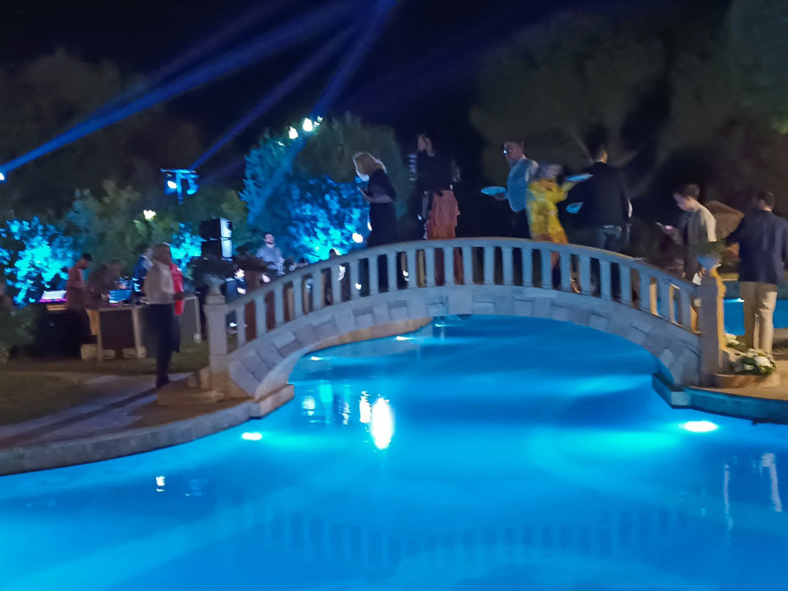 Γάμος Μουζουράκη - Κόζαρη: Το γλέντι μετά το μυστήριο - Δείτε βίντεο και φωτογραφίες