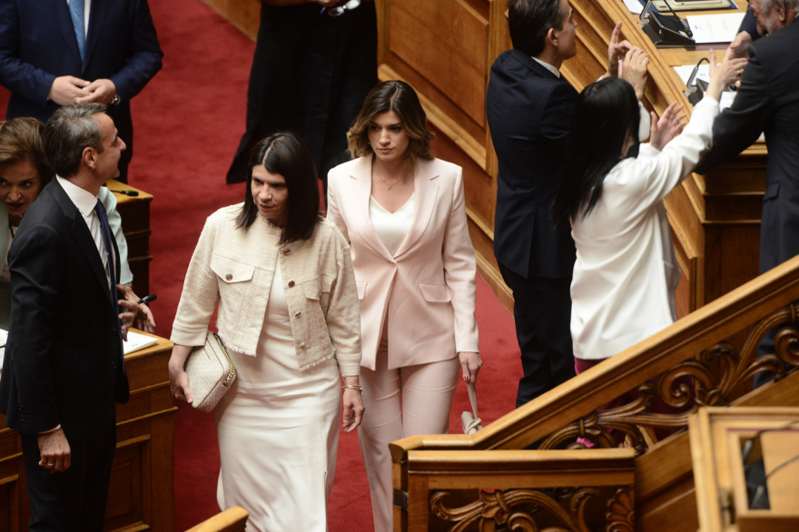 Selfies, χαμόγελα και νέα πρόσωπα στην ορκωμοσία των «βουλευτών της μίας μέρας» 