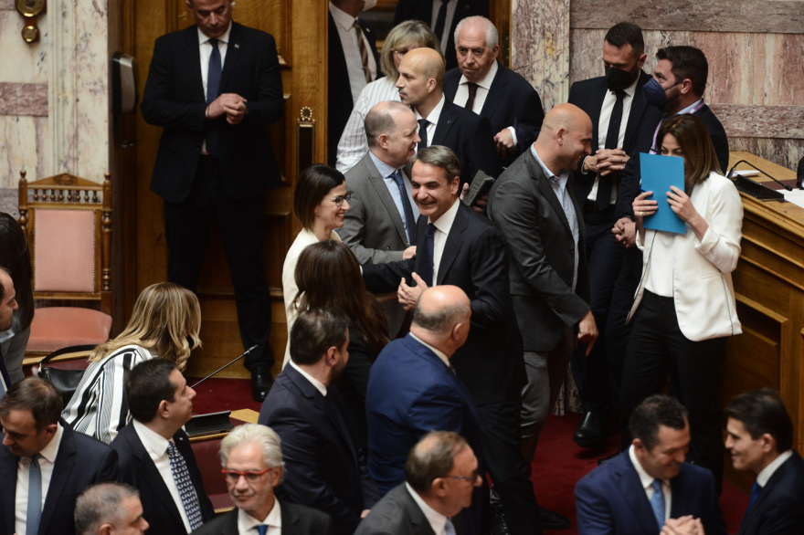 Selfies, χαμόγελα και νέα πρόσωπα στην ορκωμοσία των «βουλευτών της μίας μέρας» 