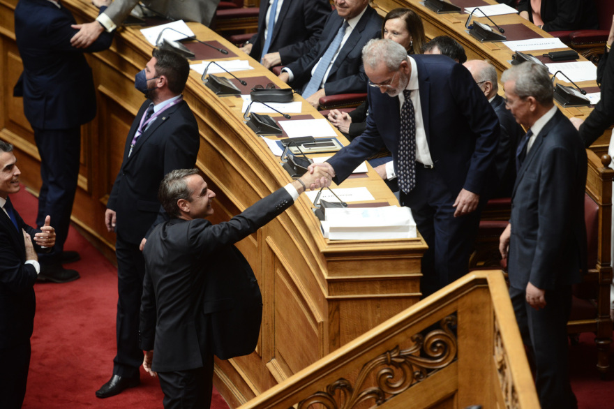 Selfies, χαμόγελα και νέα πρόσωπα στην ορκωμοσία των «βουλευτών της μίας μέρας» 