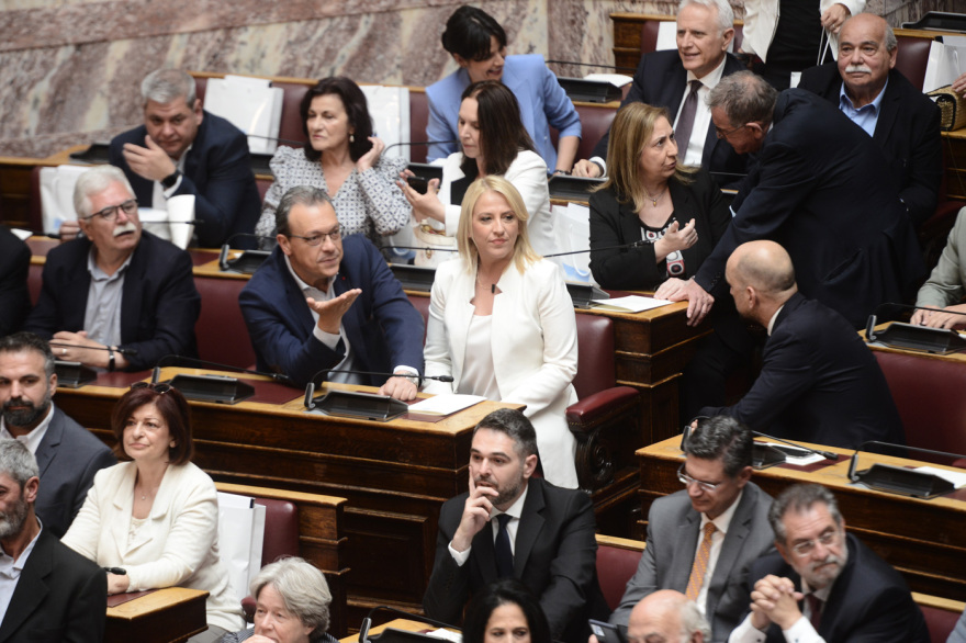 Selfies, χαμόγελα και νέα πρόσωπα στην ορκωμοσία των «βουλευτών της μίας μέρας» 