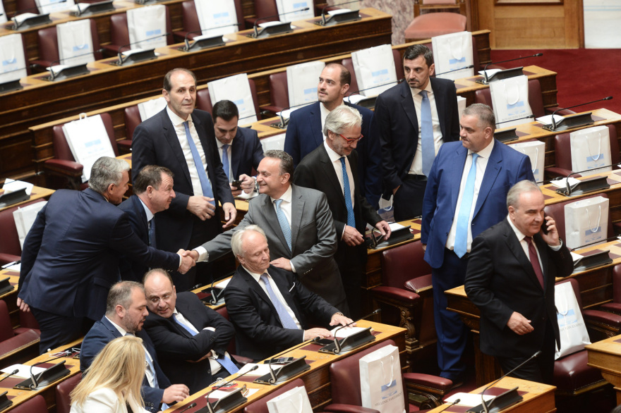 Selfies, χαμόγελα και νέα πρόσωπα στην ορκωμοσία των «βουλευτών της μίας μέρας» 