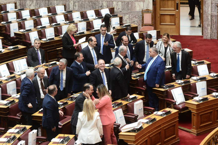 Selfies, χαμόγελα και νέα πρόσωπα στην ορκωμοσία των «βουλευτών της μίας μέρας» 