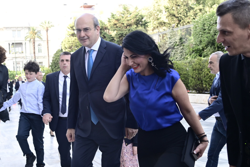 Selfies, χαμόγελα και νέα πρόσωπα στην ορκωμοσία των «βουλευτών της μίας μέρας» 