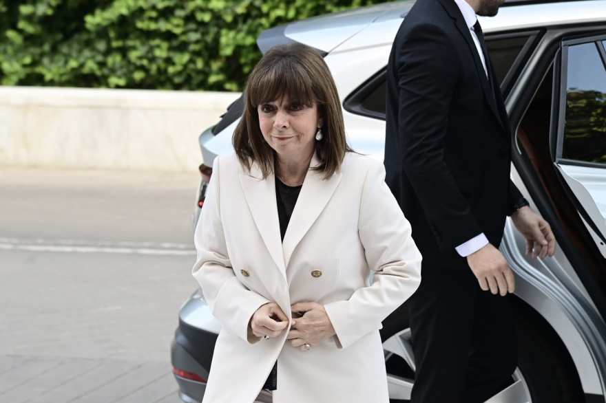 Selfies, χαμόγελα και νέα πρόσωπα στην ορκωμοσία των «βουλευτών της μίας μέρας» 